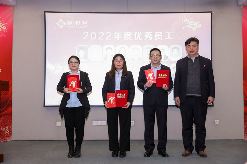 王延书为优秀员工颁奖_副本_副本.jpg 王延书为优秀员工颁奖_副本_副本.jpg